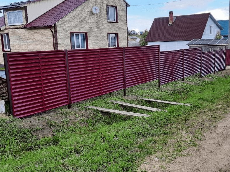 Фото забора из еврожалюзи ЭКО-Z RAL3005, с. Визинга Фото забора из еврожалюзи ЭКО-Z RAL3005, с. Визинга